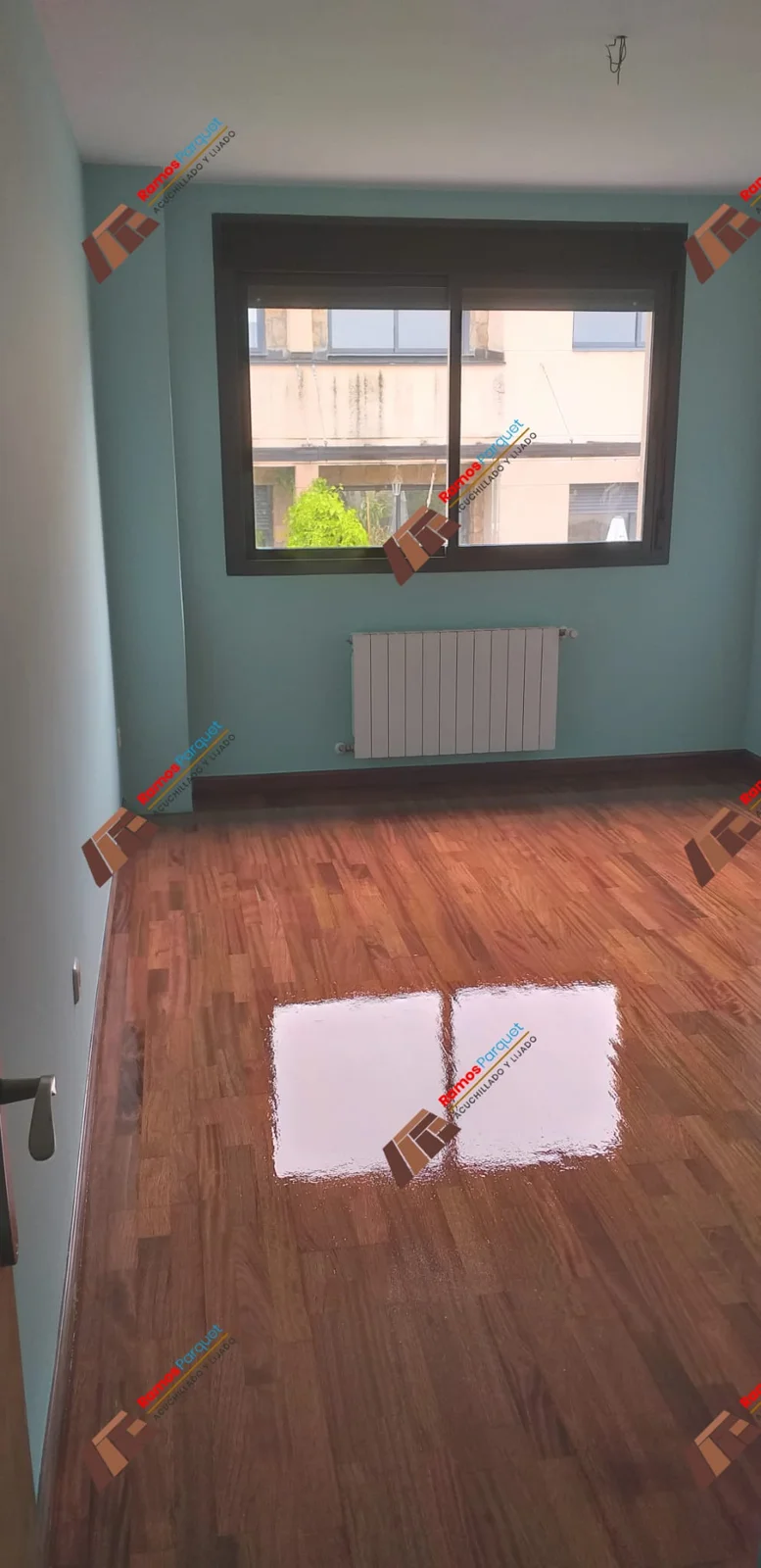 Parquet barnizado en una habitación