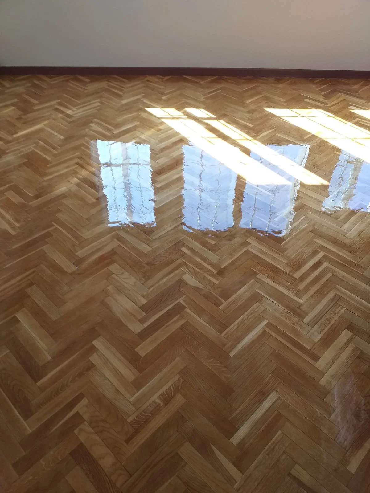 Parquet en espiga bajo luz natural