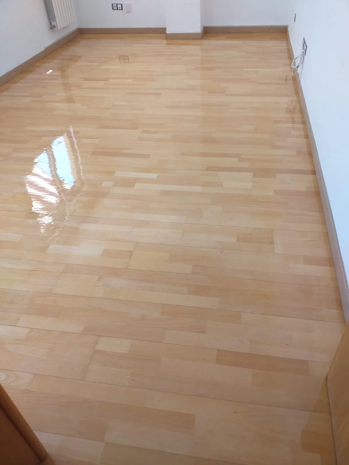 Suelo de madera barnizado