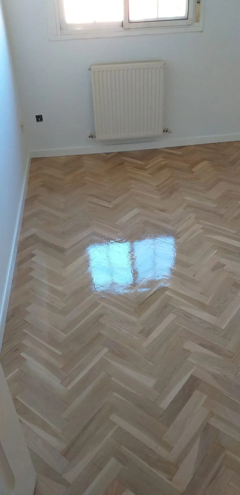 Parquet restaurado junto a la ventana