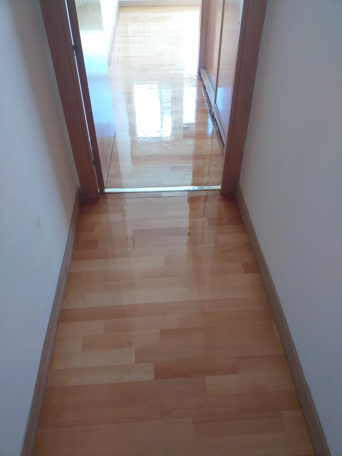 Suelo de madera en pasillo