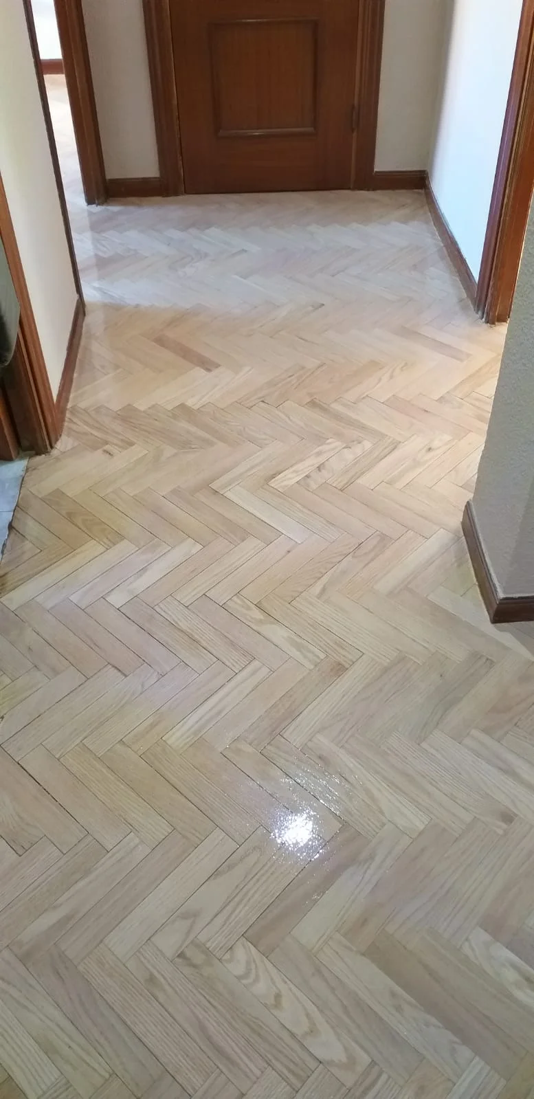 Parquet en espiga en la entrada
