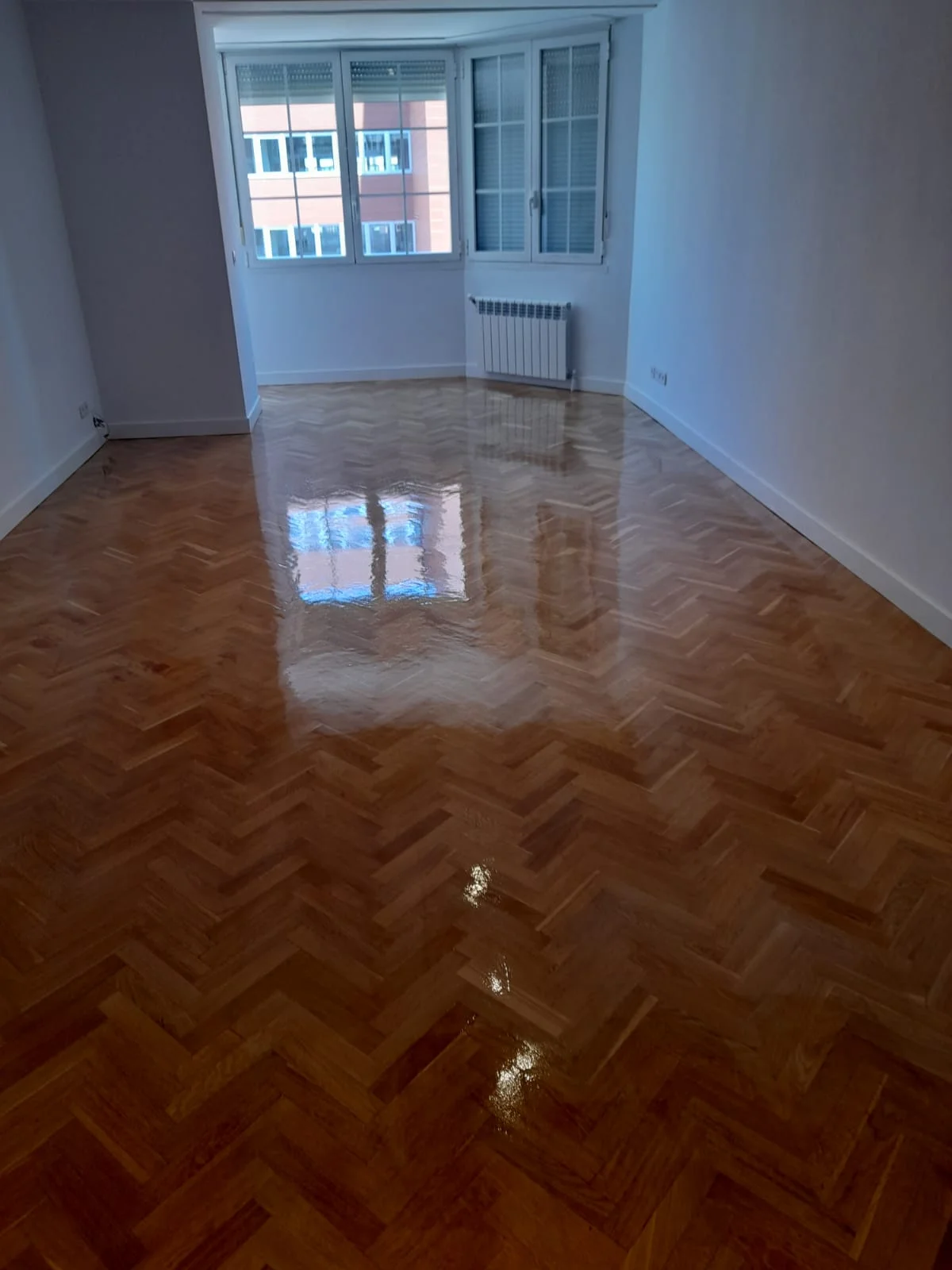 Parquet en espiga en una habitación